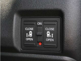 【両側電動スライドドア】ボタンを押すだけでスライドドアの開閉が可能。もちろんキーからの操作も可能。お子様を抱いている時・両手いっぱいの荷物を持ってる時など非常に役立ちます。