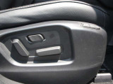 運転席シートは前後スライド・上下リフター・リクライニング・ランバーサポートを細かく調整し、人馬一体感を具現化する事ができる電動シートを装備。またお二人までシートメモリーすることができます。