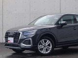 ●Audiが最初に採用したLEDポジショニングランプ。シャープなラインで昼間でも点けていたいと思うほど上品でオシャレです。夜間走行時はさらに目立ちます!