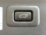 【パワーバックドア】スマートキーや運転席のボタンを押すだけでリアゲートが自動で開閉します!荷物を持っている時や、高い位置にあるバックドアを閉める際に便利な機能です♪
