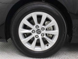 純正アルミホイールは精度が高く、走行の安定性が優れています。タイヤサイズ215/60R16