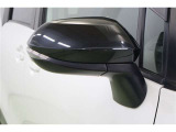 ウインドウフレームに溶け込むようにブラックアウトされたスマートなウインカーミラーです。ウインカーミラーはお洒落なだけでなく対向車や歩行者からの視認性が良く安全性が向上し、事故防止にもつながります。