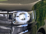 【LEDヘッドライト】悪天候や夜間走行時も良好な視界を確保し安心して運転できる高輝度LEDヘッドライトを装備!点灯速度が早く、消費電力も抑えられています。