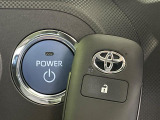 【キーフリーシステム】カバンやポケットに入れたままでもドアの施錠・解錠が可能なスマートキーを装備。エンジンのオン・オフ時もカギを取り出す必要が無いからとっても便利です♪