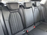 自社社用車・下取車を中心に、安心かつ高品質なモデルを常時100台ご用意しております。天井の高い開放的なショールームで、お客様一人ひとりに最適なご提案を行い、理想の一台選びをサポートいたします。