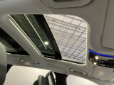 パノラミックルーフで明るい車内と開放感あるドライブをお楽しみいただけます。