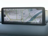 お手元のスマートフォンと接続して頂く事で使用可能な「AppleCarPlay/AndroidAuto」電話の応答は勿論、メッセージの受信やLINE、音楽接続からナビアプリの使用まで幅広く活躍致します。