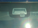 【衝突被害軽減ブレーキ】前方の車両や歩行者を検知し、ブザー音や表示によって警告!衝突の可能性が高まるとブレーキ踏力をアシストしてくれますが、あくまでもサポートですので運転手の判断・操作が大事です☆