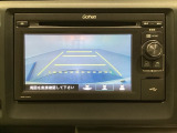 バックでの車庫入れも安心です! リアカメラが付いているバックモニター付のディスプレイオーディオを装備しております。操作線もついており距離感も画面から確認できます。