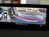 360度ビューカメラを搭載。4方の小型カメラの映像を処理し、車両真上からの映像に変換しています。駐車時大いに役に立ちます。