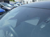3つのカメラとレーダーが障害物を認識してブレーキ制御を自動で行い、衝突を回避します。