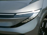 アダプティブLED付き!対向車には眩しくなく歩行者は明るく照らすので安全です。