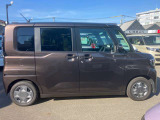 サイドから見ても素敵なデザインの軽自動車です!天井も高く室内空間も広く快適です☆