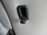 運転席シートバックには買い物袋等が掛けられる便利なフック