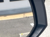【ブラインドスポットモニター】走行中、ドアミラーの死角になりやすい箇所に後続車が接近するとサイドミラーのレンズに警告を表示!ドライバーに注意喚起をしてくれます。