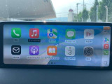 お手元のスマートフォンと接続して頂く事で使用可能な「Apple CarPlay/Android Auto」電話の応答は勿論、メッセージの受信やLINE、音楽接続からナビアプリの使用まで幅広く活躍致します。