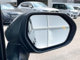 【ブラインドスポットモニター】走行中、ドアミラーの死角になりやすい箇所に後続車が接近するとサイドミラーのレンズに警告を表示!ドライバーに注意喚起をしてくれます。
