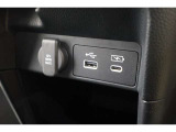 USBオーディオ用ソケットがついていますので携帯電話などを接続すれば音楽等の再生が可能です!充電用ソケットもございます!