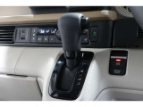 インパネシフトだから視線の移動も少なく足元もスッキリ♪運転席もゆったりしているのでゆとりを持ってドライブできますね!