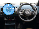 運転に必要な情報はヘッドアップディスプレイ、中央ディスプレイからタッチパネルで操作します。