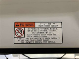 バックドアの底部にイージークローザーの注意書きステッカーが貼ってあります。