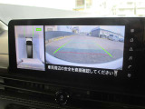 自車を真上から見下ろすように映し出すので周囲の状況が分かるアラウンドビューモニター搭載。フロントカメラとしても使用できます。車庫入れなど苦手な人の頼りになる助っ人です。