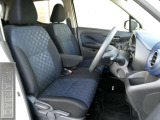 運転席シートリフター(ラチェット式)で、座面の高さも上下に動き、体格にあわせて調整ができます。