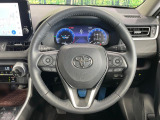 インテリアに合わせたデザインのステアリングは、運転される方のことも考え、運転しやすい形状、大きさです。是非一度、実際に触ってお確かめください。