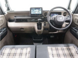 ◆インテリアパネル◆視界広々で非常に運転しやすくロングドライブでも疲れを感じさせないすっきりとまとまったインパネ周りです。