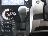 CVT(無断変速機)採用で滑らかな加速が出来ます! インパネシフトなので足元も広々です☆