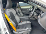 ●前席:ゆったりとしたドライバースペースで、長時間の運転でも快適にお過ごしいただけます。