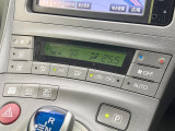 【オートエアコン】一度お好みの温度に設定すれば、車内の温度を検知し風量や温度を自動で調整。暑い&hellip;寒い&hellip;と何度もスイッチ操作をする必要はありません。快適な車内空間には必須の機能ですね♪