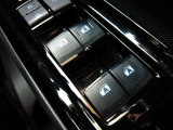 運転席から全ての窓の開閉ができます。ウィンドウロック機能はお子様のいたずら防止に有効です。