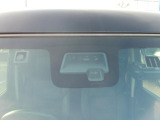 【衝突被害軽減ブレーキ】前方の車両や歩行者を検知し、ブザー音や表示によって警告!衝突の可能性が高まるとブレーキ踏力をアシストしてくれますが、あくまでもサポートですので運転手の判断・操作が大事です☆