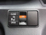 助手席側はパワースライドドアになっています。運転席からもスイッチ1つで開閉する事ができます。