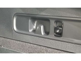 LEDリヤコンビネーションランプ・・・児童照度調節機能を搭載。周囲の明るさによってブレーキランプやウインカーの明るさを変えるほか、夜間信号などで停車中にも明るさを抑えることで後続車の眩惑を防ぎます