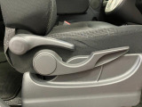 【運転席シートリフター】 体格に合わせたドライビングポジションに調整できます。