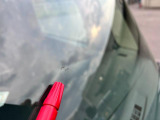 フロントガラスにリペア跡があります。
