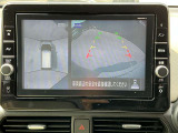 アラウンドビューモニターです。上空からお車の周りを見る感覚で表示されますので、車庫入れも安心です。