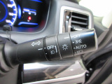 オートヘッドライト標準装備です。車外の明るさに応じて自動的にヘッドライトの点灯・消灯をしてくれます。トンネルの出入り口などで活躍してくれます。