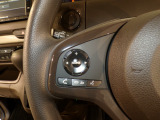 【ステアリングリモコン】ステアリングにオーディオ調節可能なスイッチが装備されていますので運転中でも視線をそらさずにオーディオの調節が可能です!