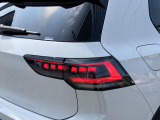 ダイナミックターンインジケーター付き3DのLEDテールランプ。ウィンカーの光が流れるように点滅、後続車からの視認性が高まり、万一の追突の危険性を軽減します。