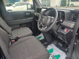 フロントシートのお写真です。 広い足元と、ゆったり座れるシートは長時間の運転でも疲れにくくなっております♪