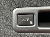 【パワーバックドア】スマートキーや運転席のボタンを押すだけでリアゲートが自動で開閉します!荷物を持っている時や、高い位置にあるバックドアを閉める際に便利な機能です♪