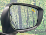 【ブラインドスポットモニタリング】走行中、ドアミラーの死角になりやすい箇所に後続車が接近するとサイドミラー付近に警告を表示、ドライバーに注意喚起をしてくれます。