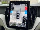 【360&deg;ビューカメラ】4台の高解像度カメラで360度の鳥瞰図を表示。隣の車や壁、死角にある障害物などを画面で確認できるため、狭いスペースでの駐車・出入りも安心です。