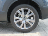 18インチ純正アルミホイールを装備。タイヤサイズは215/55R18となります。