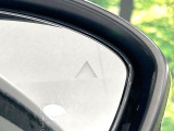 【後方車輛検知】走行中、ドアミラーの死角になりやすい箇所に後続車が接近するとサイドミラー付近に警告を表示、ドライバーに注意喚起をしてくれます。