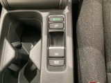 セレクトレバーの下に電子制御パーキングブレーキがあります。スイッチひとつで、停車した地点の傾斜などをシステムが検知・判断してブレーキ力を自動的に最適制御し、しっかり停車できるパーキングシステムです。