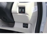 運転席前方右側には、上からリアスライドドアのスイッチ、横滑り抑制装置のスイッチ、ヘッドライトの光軸レベル調整ダイヤルです。